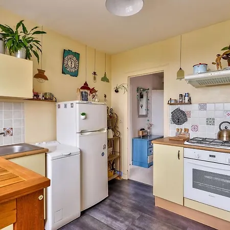 Very Nice Spacious With Parking דירה *
