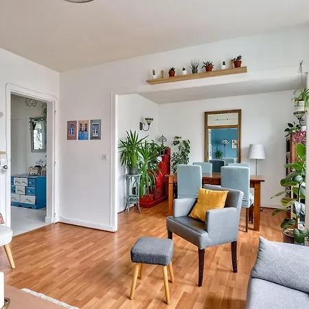 Very Nice Spacious With Parking Apartment